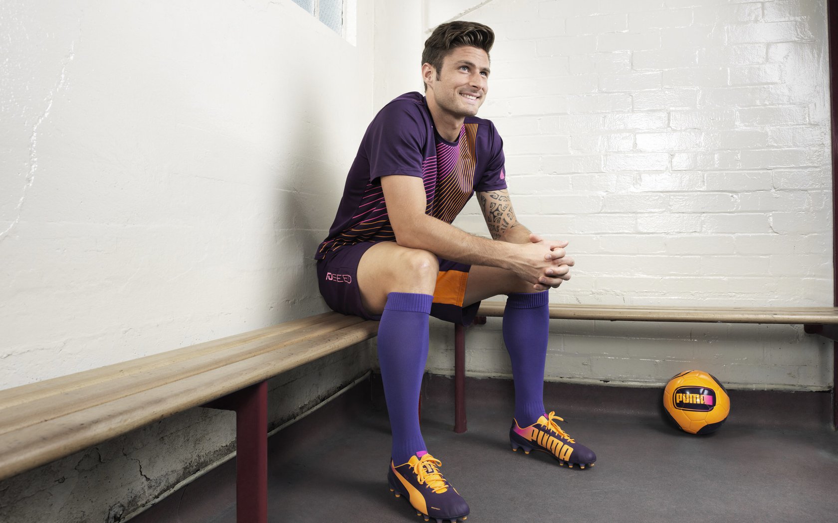 体育新闻中心通告暑期青少年体能培训课程信息,青少年体能训练营海报